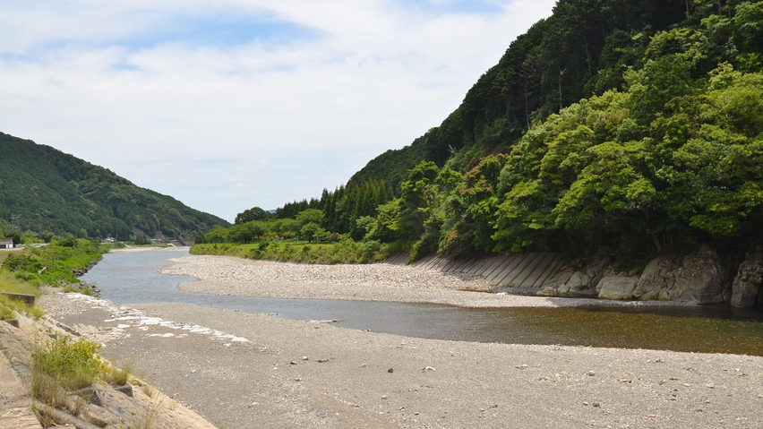 *銚子川は透明度が非常に高く、「銚子川ブルー」と呼ばれています