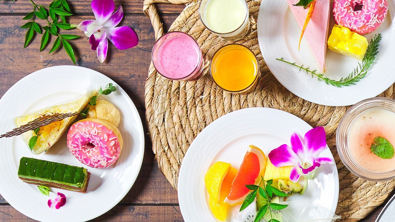 あまおう苺のムースやケーキ、黒糖パウンドや葛餅、南国フルーツなど、甘くてやさしい味わい