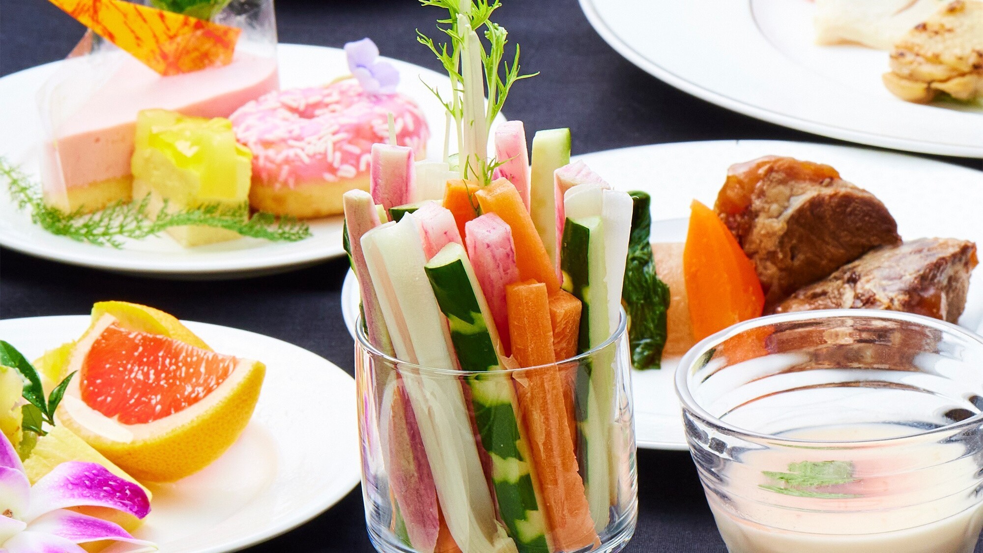 8種のサラダが揃う「瀬長畑」は、県産野菜の恵みをたっぷり味わえる人気コーナー