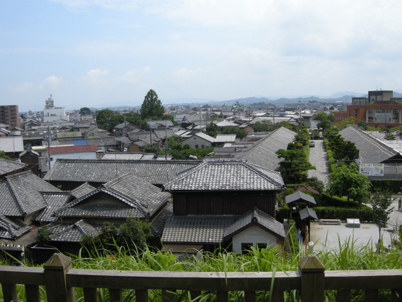 今、空は悲しいまで晴れていた。そしてその下に町は甍を並べていた。