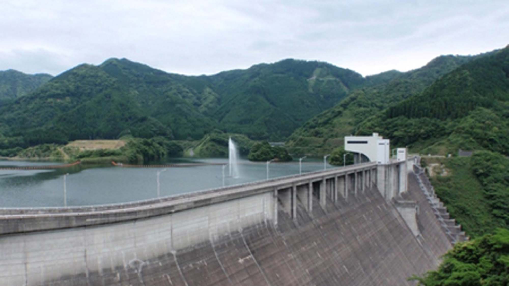 【竜門ダム】竜門ダムは熊本県北部を流れる菊池川の支川迫間川上流に位置しています