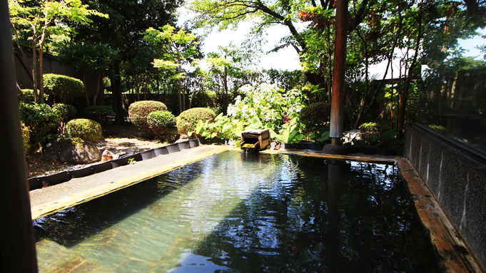 【庭園露天風呂-檜風呂-】護摩堂山の麓に位置する湯田上温泉は、古くから効能が高いことで知られていま