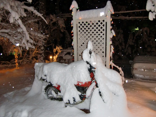 雪で埋まったパリダカ（オートバイ）