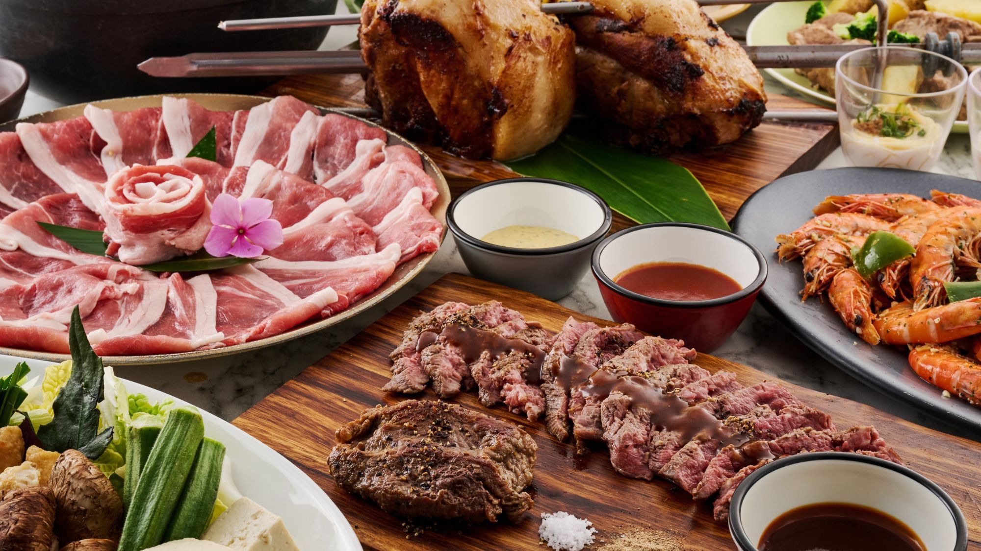 『アグー豚しゃぶしゃぶ鍋・熱々鉄板ステーキ ３種のシュラスコを食べ放題！沖縄ビュッフェ』