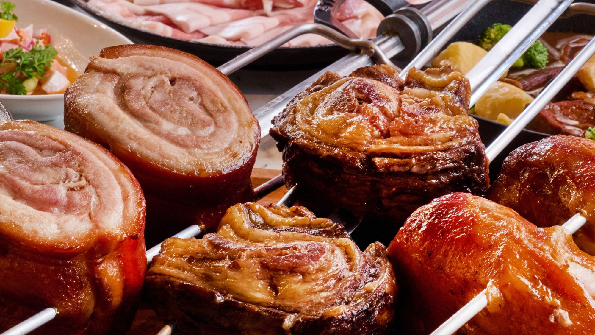 『アグー豚しゃぶしゃぶ鍋・熱々鉄板ステーキ ３種のシュラスコを食べ放題！沖縄ビュッフェ』