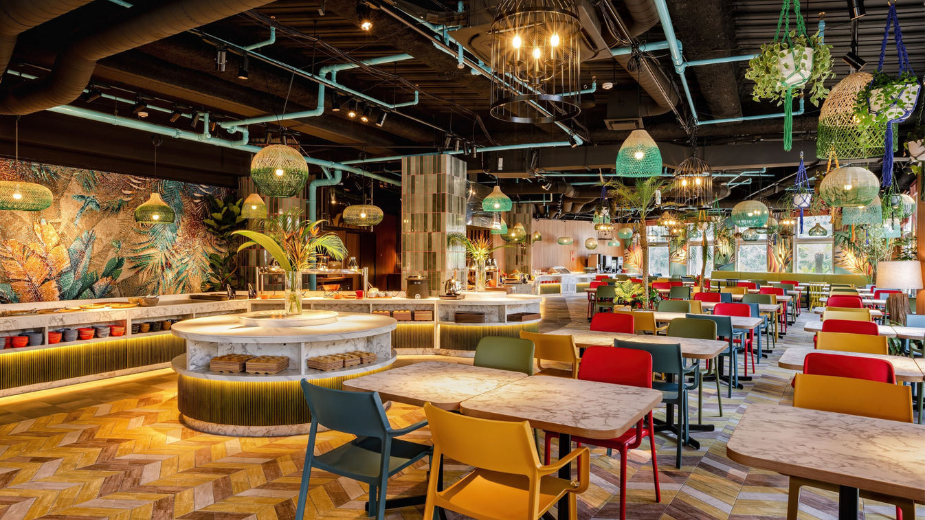 【琉球やんばるダイニング】ライブキッチンの大型ロースターや鉄板から、ブッフェ形式にてご用意