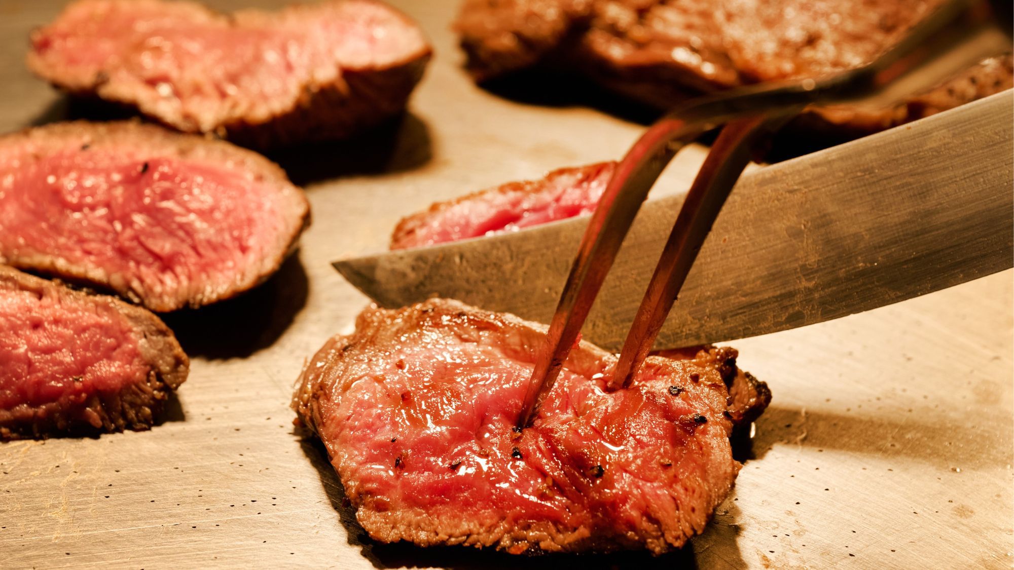 『アグー豚しゃぶしゃぶ鍋・熱々鉄板ステーキ ３種のシュラスコを食べ放題！沖縄ビュッフェ』