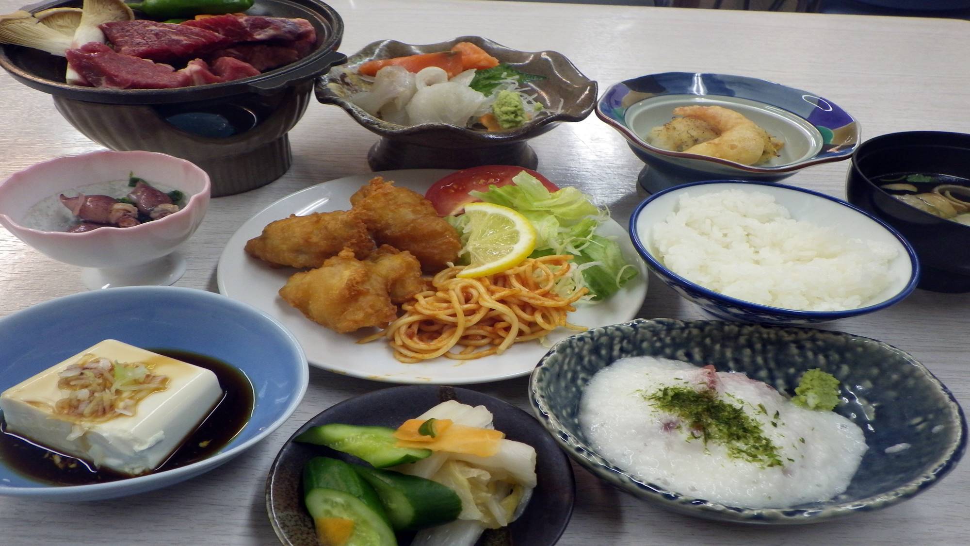 *【お夕食一例】  ボリューム満足家庭料理！ご飯とお味噌汁はセルフで食べ放題♪