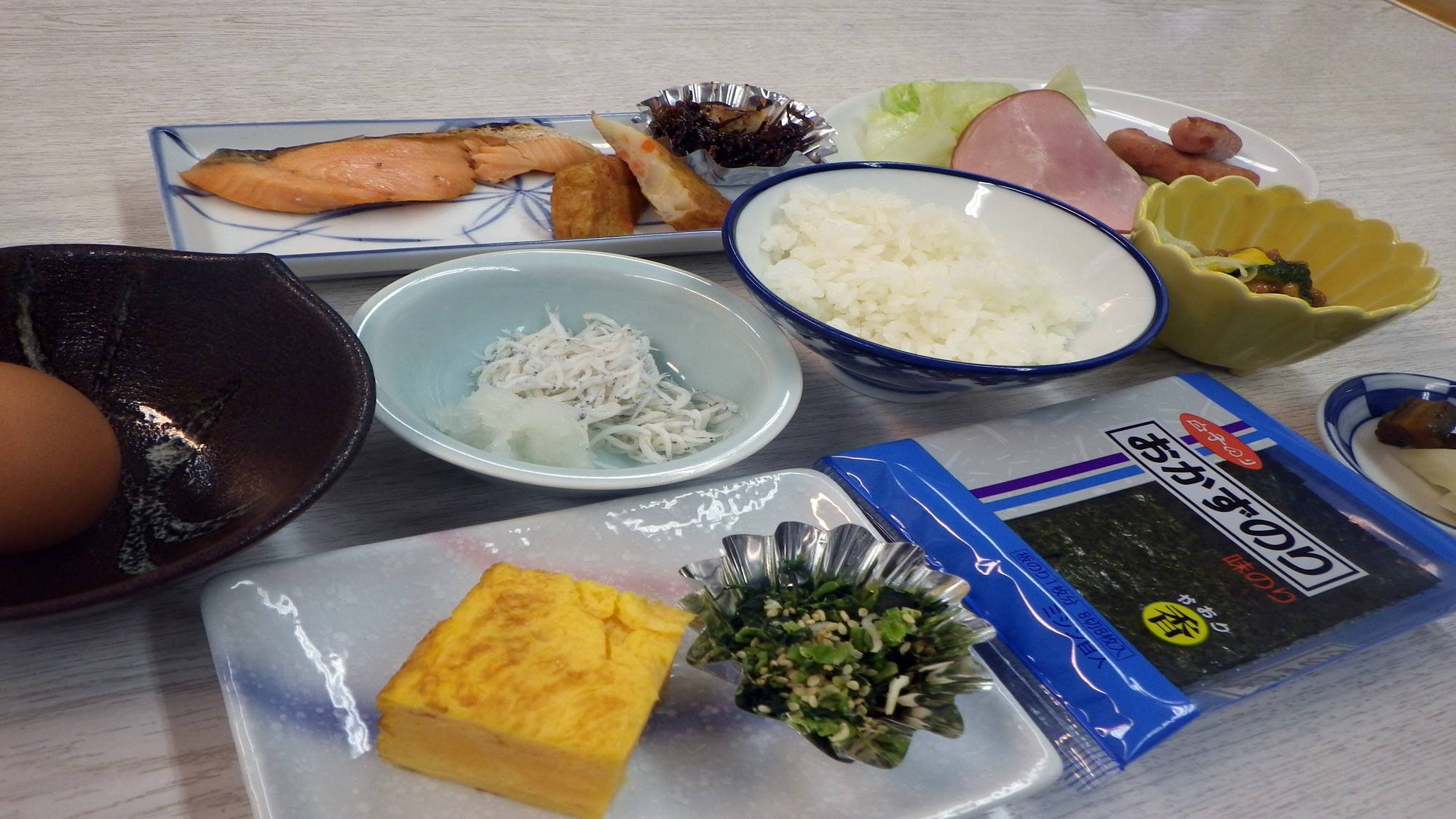 *【朝食一例】  ごはん、焼き魚、卵焼き、のり…;定番の和朝食を食堂にてご用意いたします。