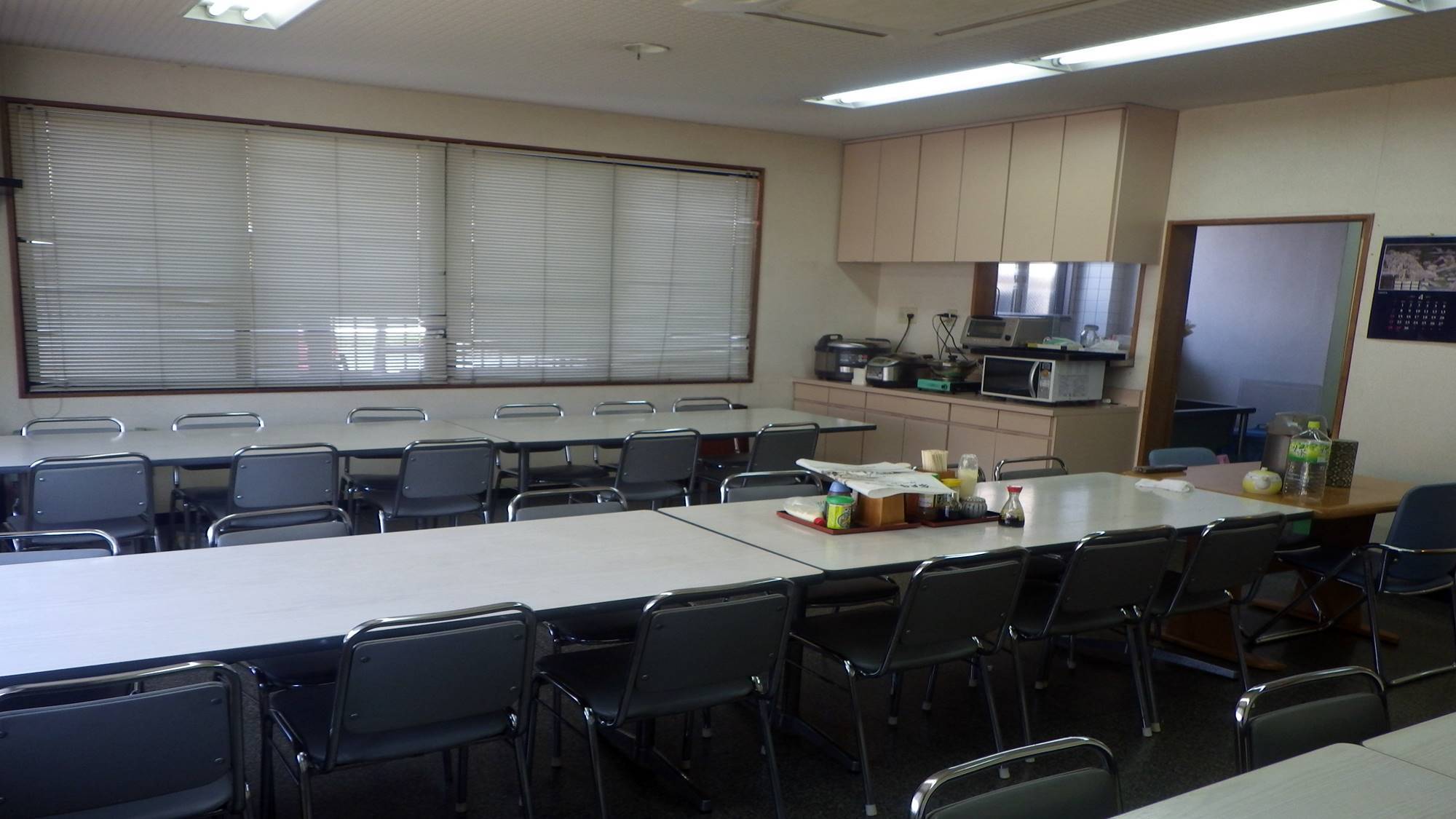 *【食堂】  夕朝のお食事はこちらで。塩やふりかけなど、調味料はテーブルに完備！