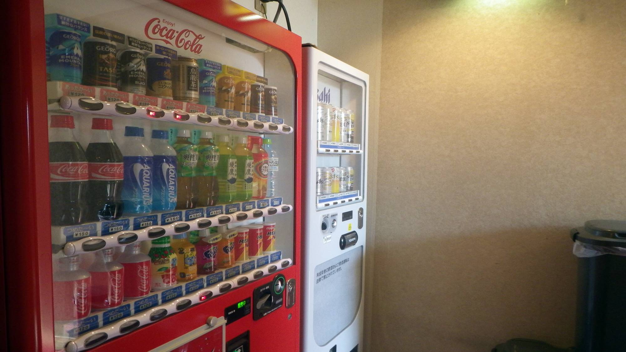 *【館内の様子/自動販売機】  ソフトドリンク、ビールがございますのでどうぞご利用下さいませ