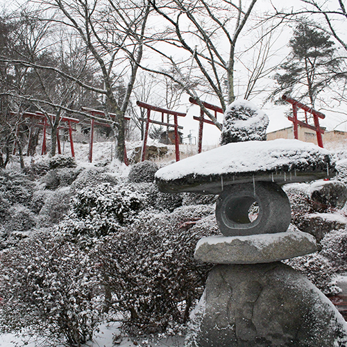 *【孫八神社】灯篭と雪景色