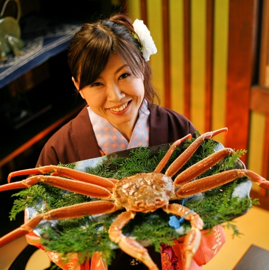活ガニは、本館お宿白山のいけすから。８００ｇのタグ付き活津居山カニです。