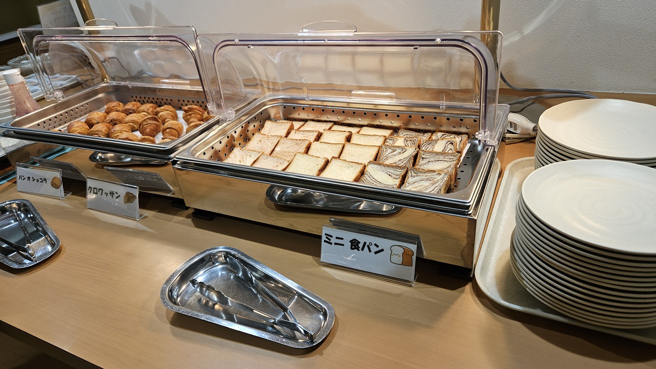 朝食焼き立てパン（ぜひお召し上がりください）