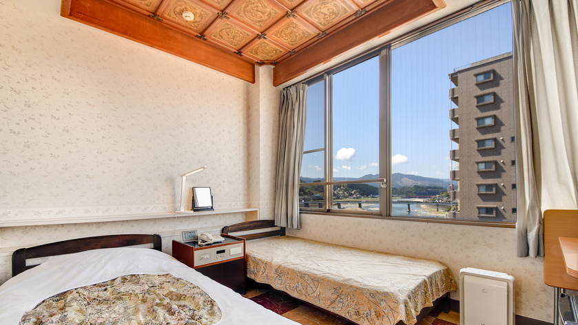 Central Hotel <Kumamoto> The 2-star Central Hotel <Kumamoto> offers comfort and convenience whether youre on business or holiday in Hitoyoshi. The property offers a wide range of amenities and perks to ensure you have a grea