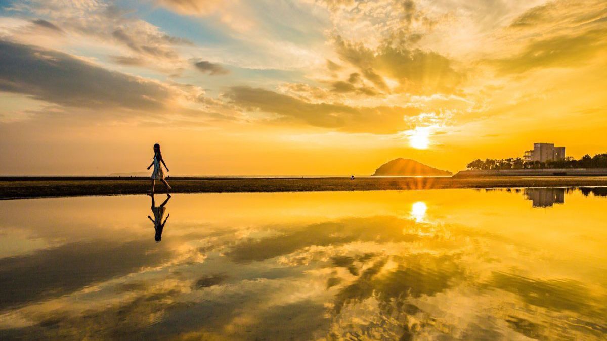 日本のウユニ塩湖父母ヶ浜の夕日