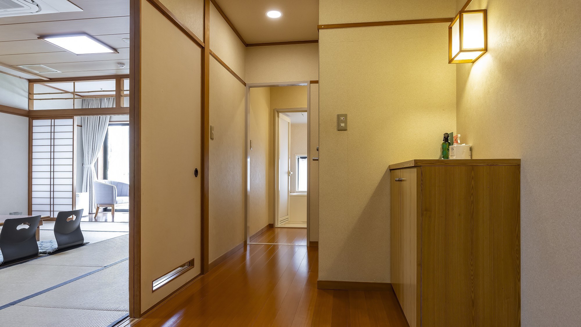 和室15畳８名様までご利用可能な広々とした明るい雰囲気の和室です。