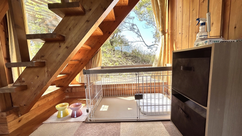ワンちゃんルーム（瀬戸内コテージ）お部屋にワンちゃん用の備品がいくつかございます。
