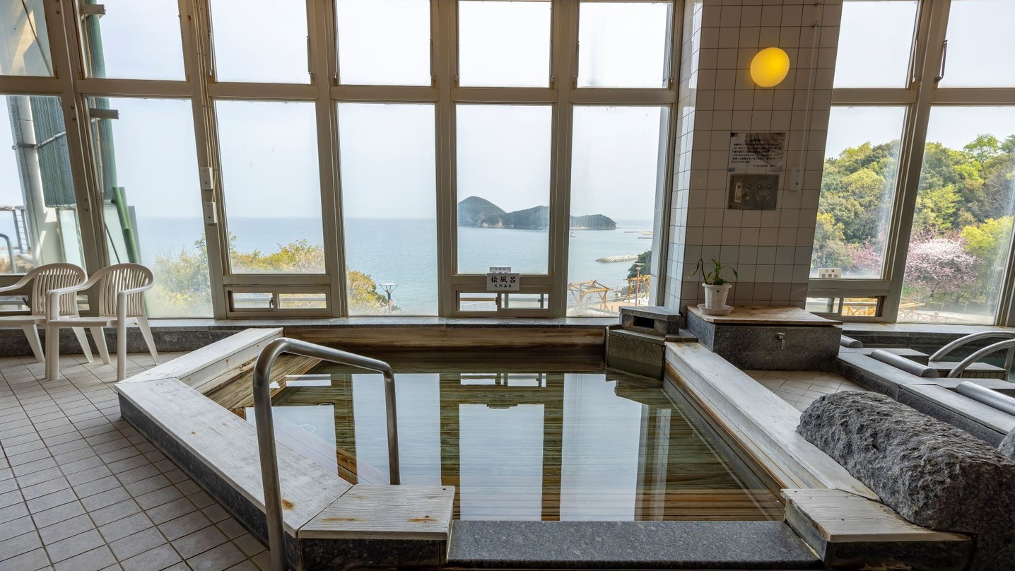 大浴場【源泉檜風呂】瀬戸内海を望む自慢の絶景風呂でゆったりとお寛ぎください。