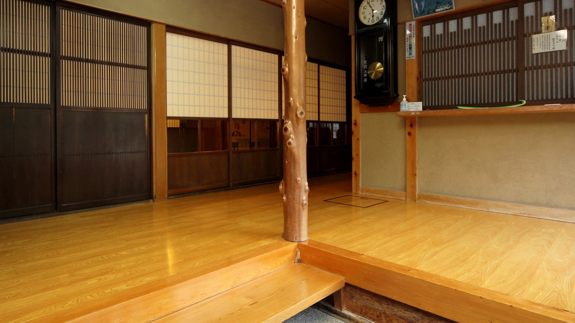 玄関当館は総檜造りの奥飛騨古民家の宿です。