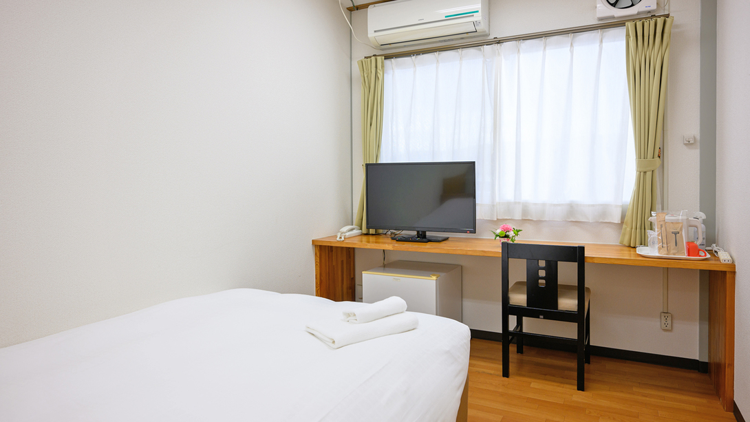 【客室一例（TVありタイプ）】クッションフロア（フローリング調）のお部屋が好評です！