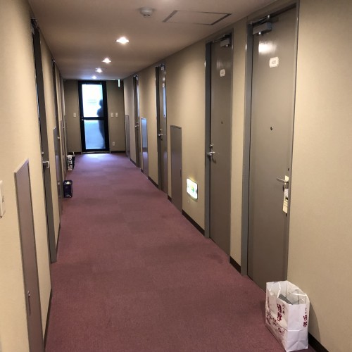 【施設】お部屋前の廊下になります。４階奥には喫煙スペースが御座います。