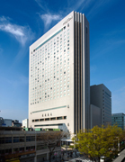 優美なS字型の外観が一際目を引くヒルトン名古屋