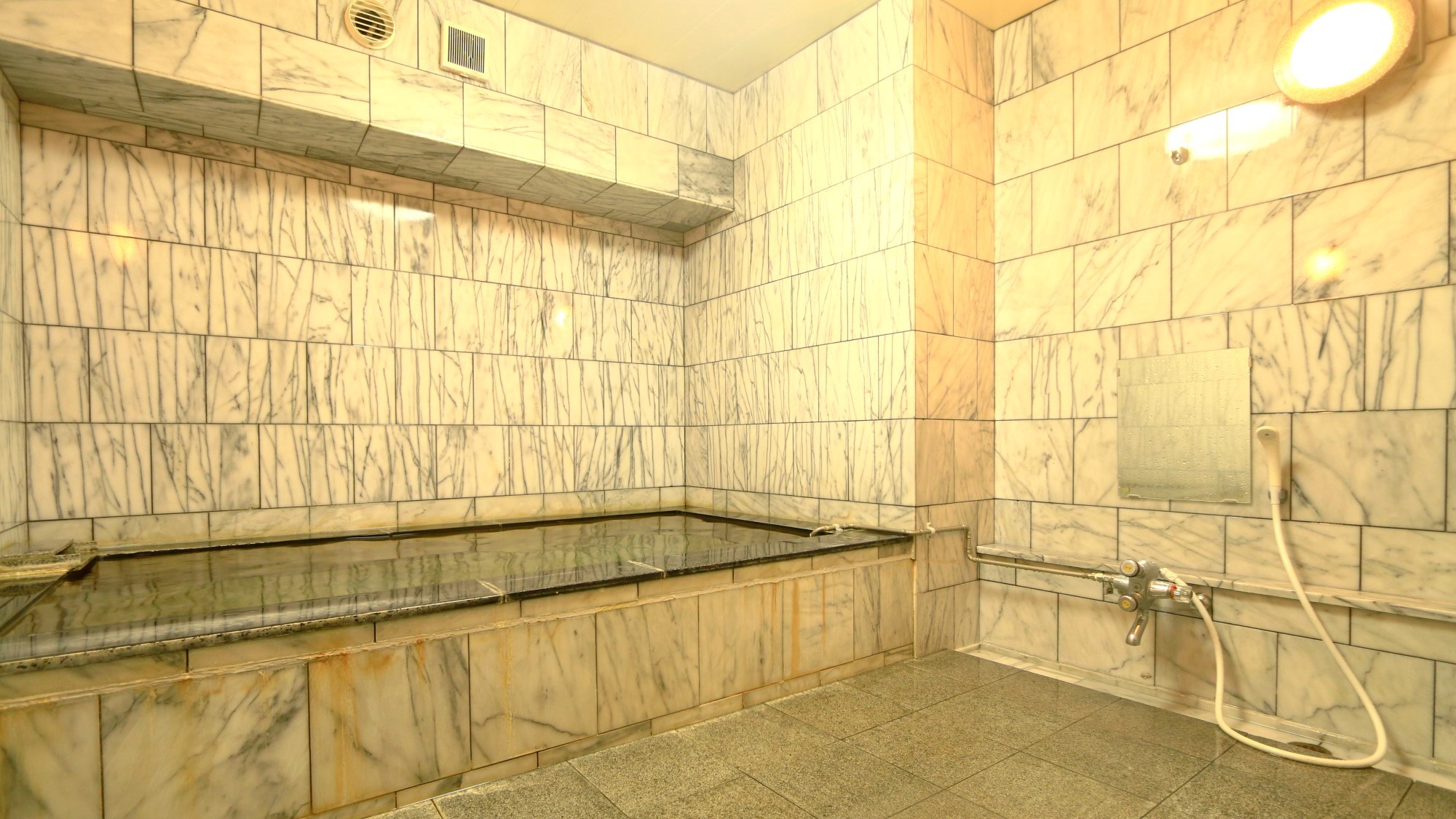 お風呂総大理石の大浴場