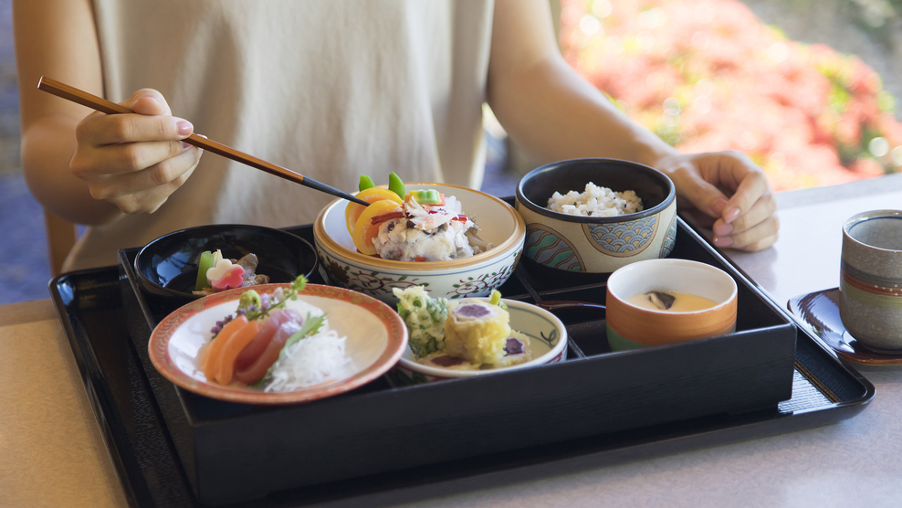 【日本料理・富士】女性にも食べやすさで評判の「首里弁当」。