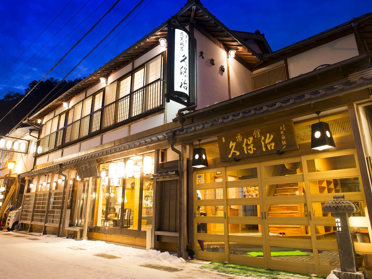 日本旅館の雰囲気はたっぷりに快適にリニューアル済。温泉街中心部