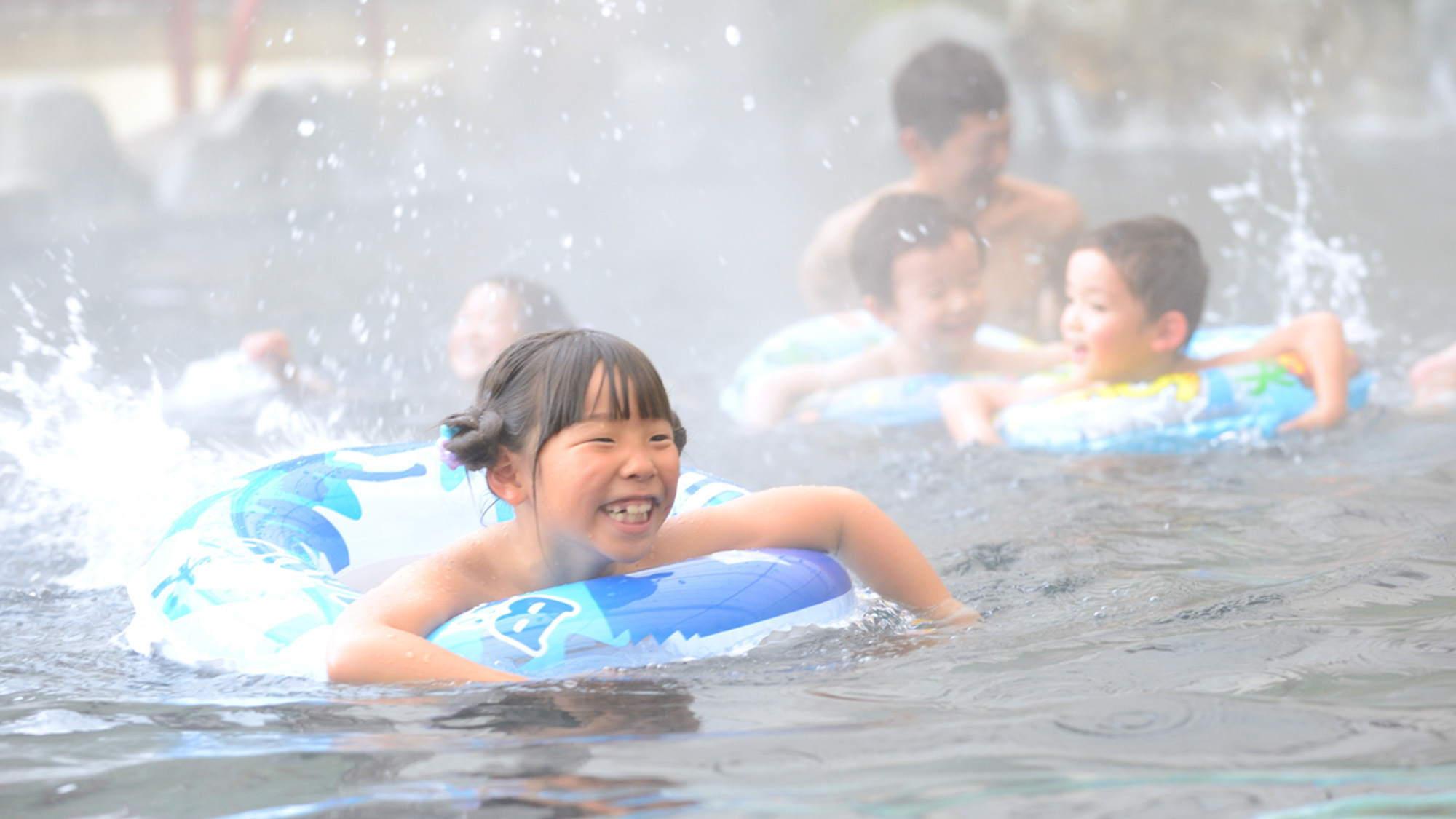 よく浸かり、よく泳ぐ。湯の瀬の大露天風呂でしか味わえない楽しみ方です♪