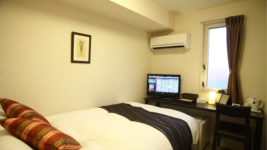 セミダブル12平米、ベッド幅120cm（シモンズ社）。個別空調、Wi-Fi、温水洗浄便座