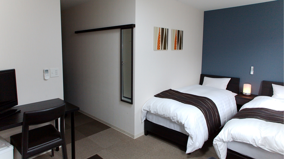 ツインルーム16平米、ベッド幅90㎝（シーリー社）。個別空調、Wi-Fi、温水洗浄便座
