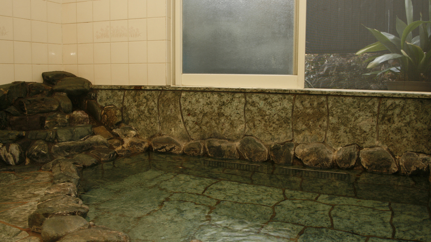 風呂大きい岩風呂伊豆高原温泉でゆったり♪２４時間入浴可能です