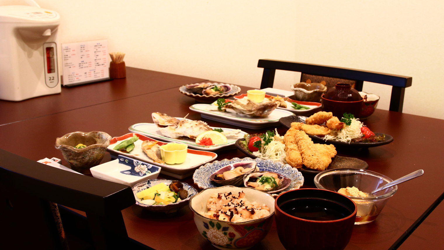 全室個室食落ち着いた個室空間で日間賀島の食材をお楽しみください。