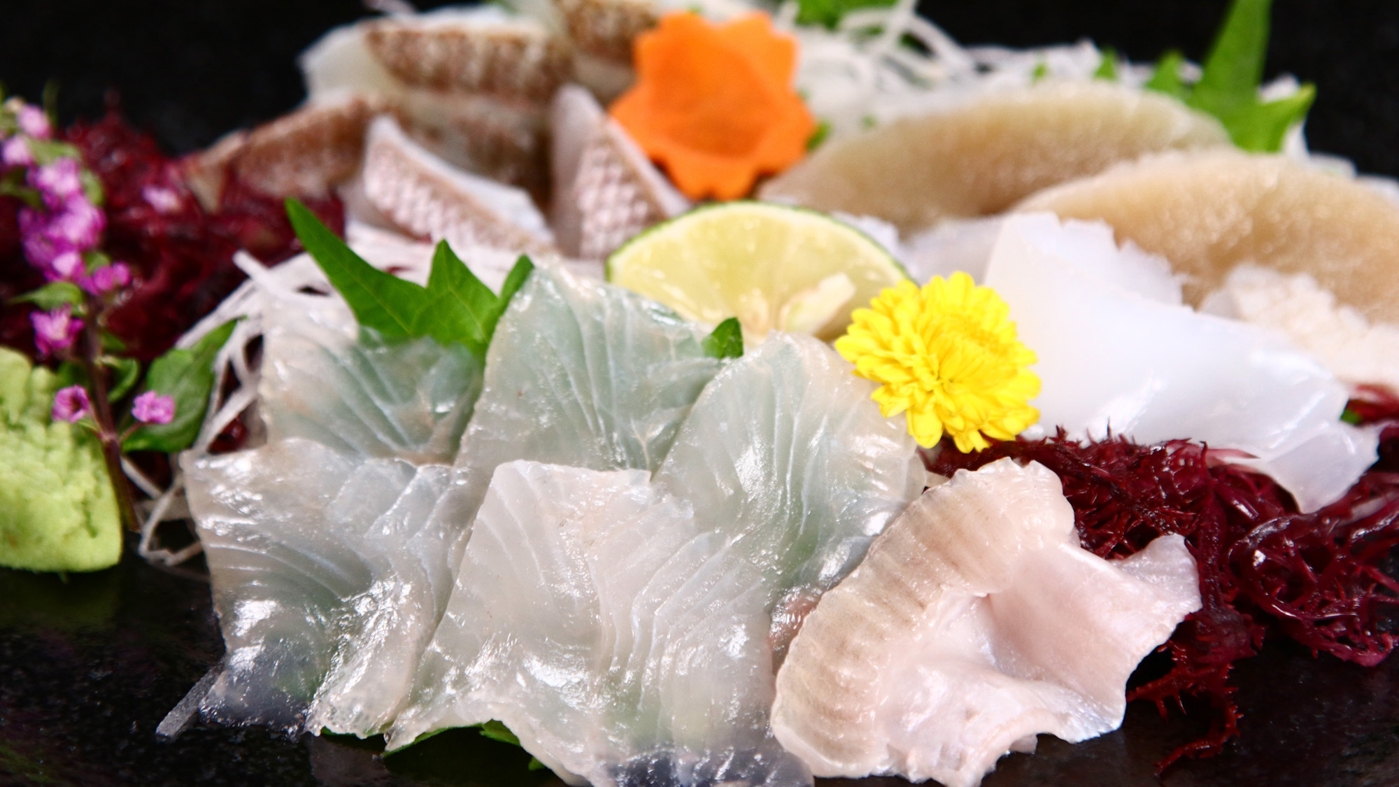 お刺身盛り多種なお刺身で日間賀島の海鮮を味わえる♪