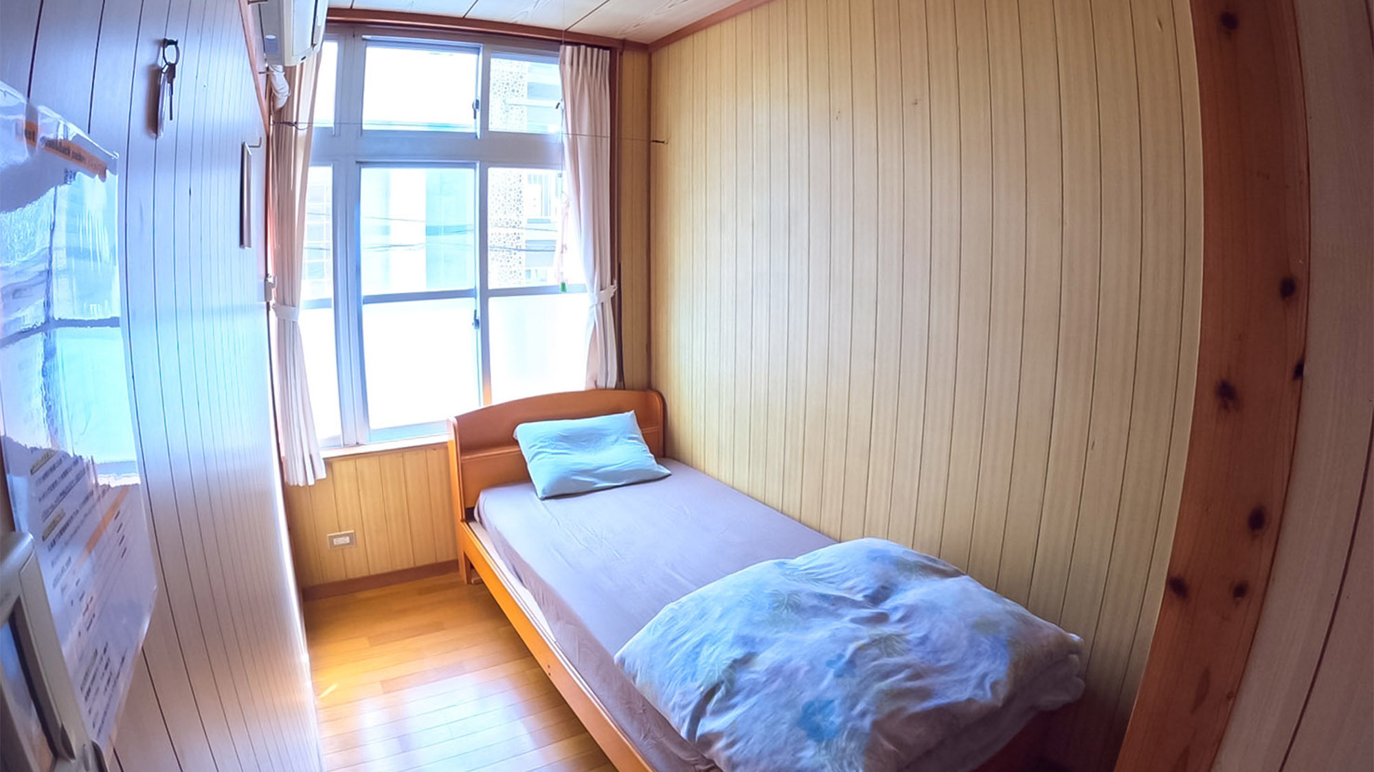 ・「客室一例」完全個室、シングルベッド設置