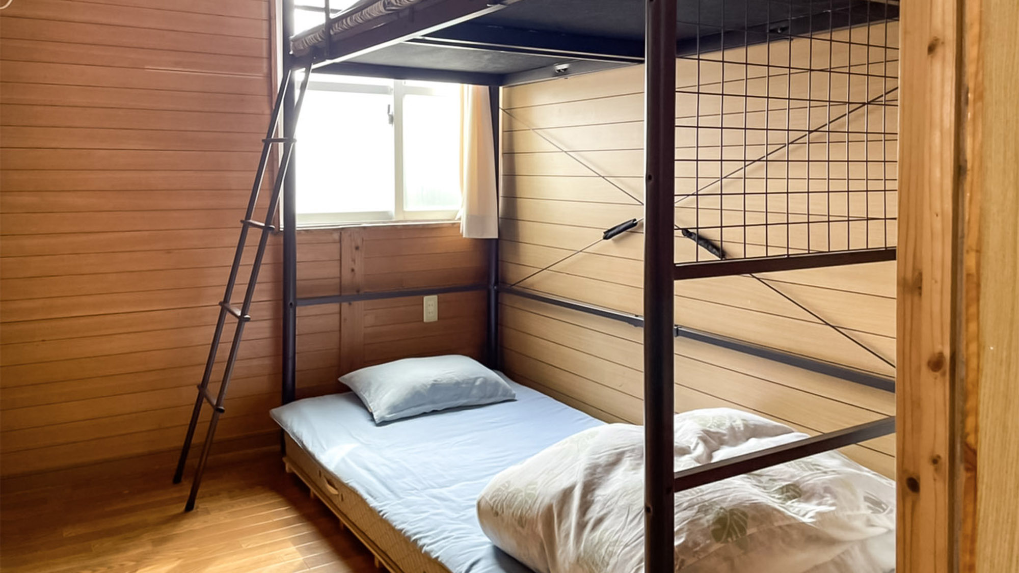 ・「客室一例」2人用ドミトリー、2段ベッド設置