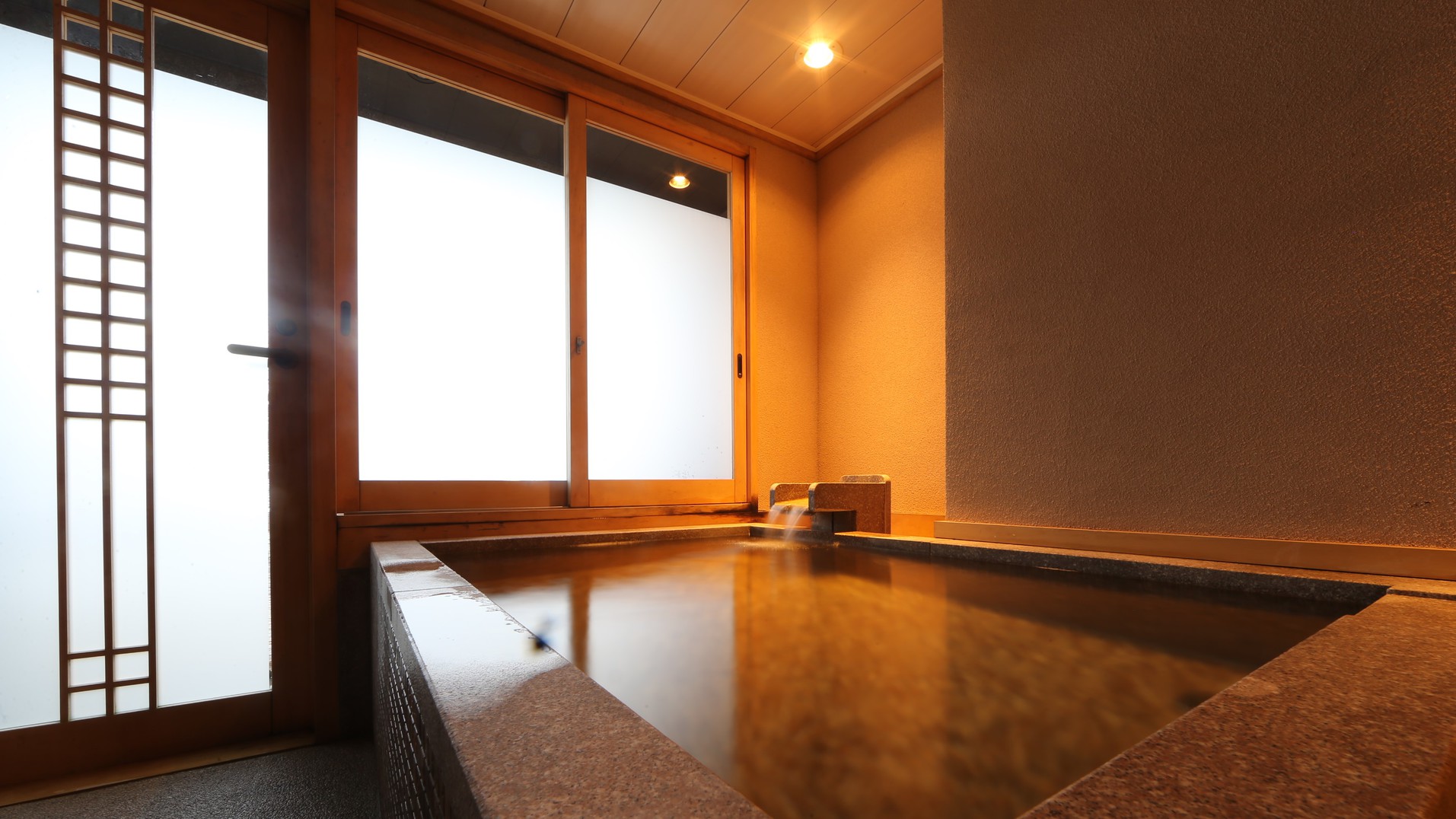 『桜の湯』2〜3名様向け桜石が基調の、モダンシックなスタイルのお風呂です。