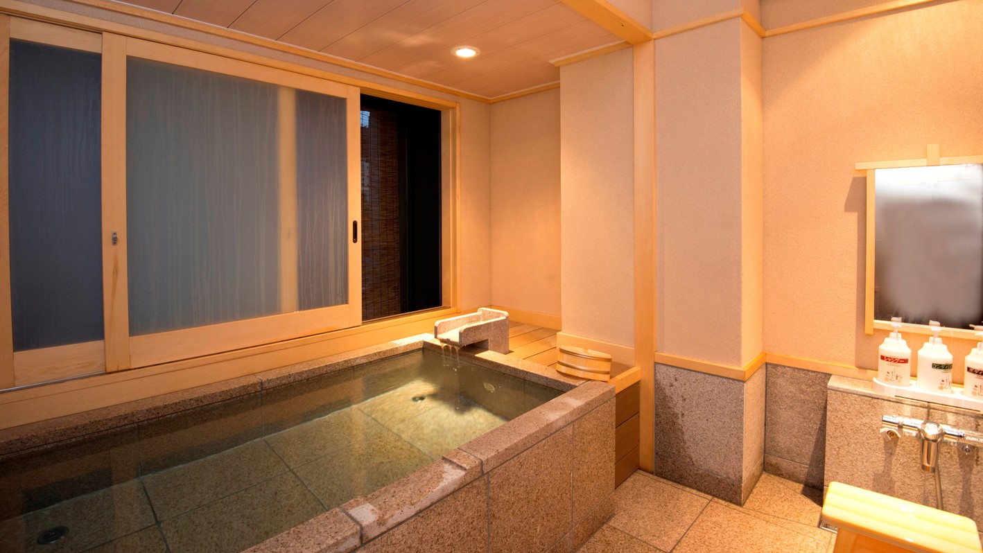 『白の湯』2〜3名様向け御影石造りの、開放感あふれるお風呂です。