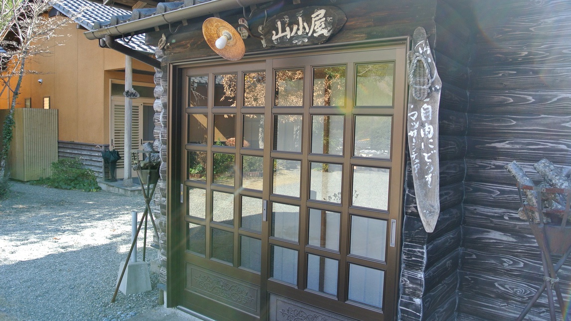 【休憩小屋】マッサージチェアや本ご用意しております。