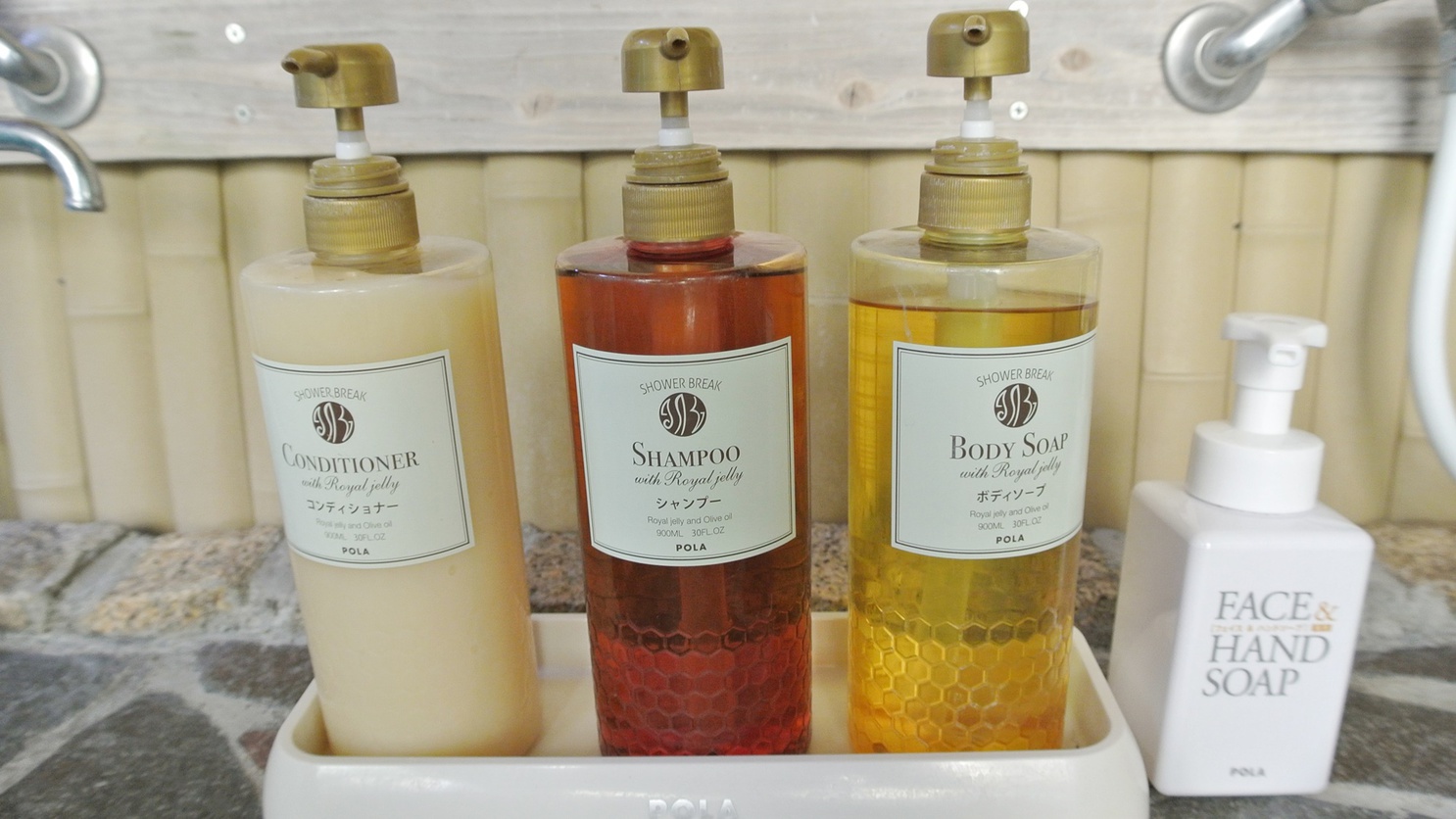 【露天風呂】つるつるとした肌触りが心地よいお湯です。