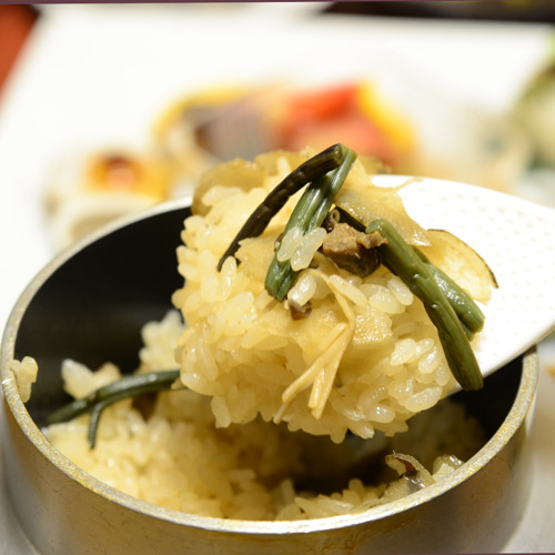 ご夕食一例(釜飯)/ほっくほくの釜飯と食べるとお箸が止まらなくなるはず。