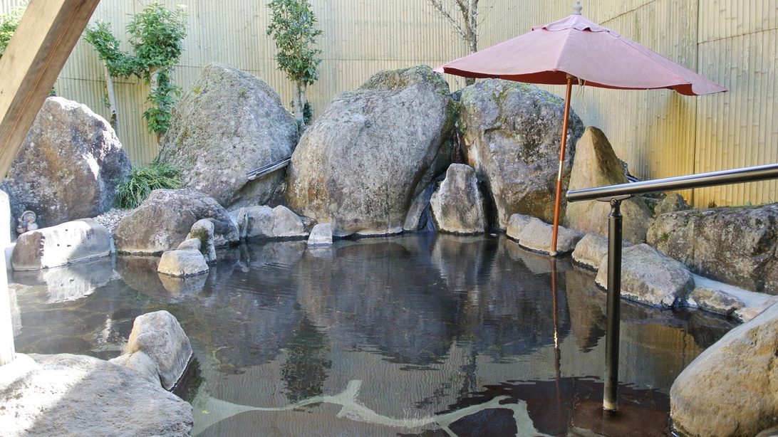 【露天風呂】つるつるとした肌触りが心地よいお湯です。