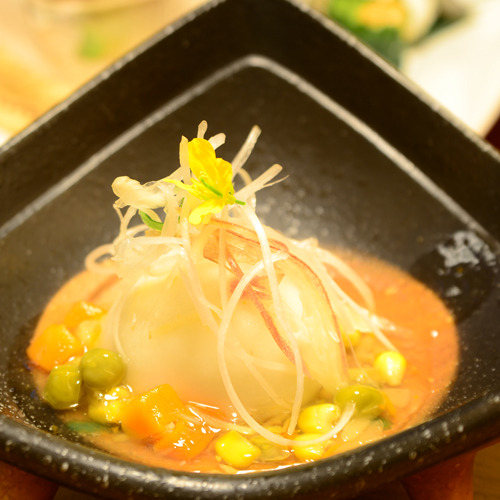 ご夕食一例(ユリ根 饅頭)/饅頭にお箸を入れると、とろとろの餡に絡まり、百合根の甘さが体に沁みます…;