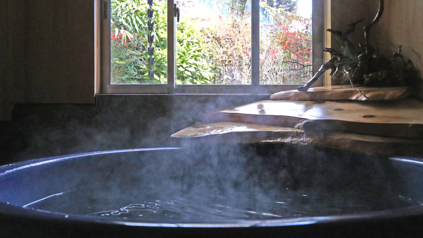 【陶器風呂】信楽焼の陶器風呂と、高野槙の湯口。主人のこだわりが詰まった贅沢な風呂です。