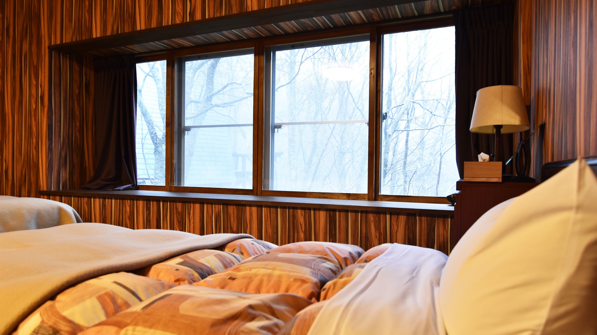 *【客室例】グループルーム（5〜11名） 窓際のベッドでは朝日を浴びながら気持ち良く起床できますよ♪