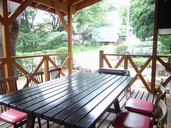 86・ゆったりご利用いただける屋根付きウッドデッキ。【〜8名様：しゃくなげ7号館】