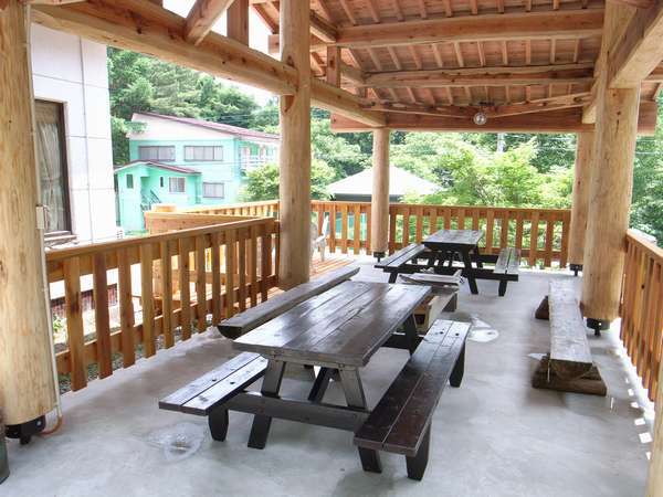 17・玄関前に20名でも余裕の大きな屋根付きバーベキュースペース【〜20名様：しゃくなげ19号館】