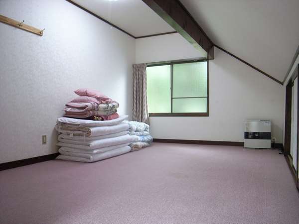 80・2階の洋室は10畳が2間、1階にも8畳の和室あり【〜8名様：しゃくなげ3号館】